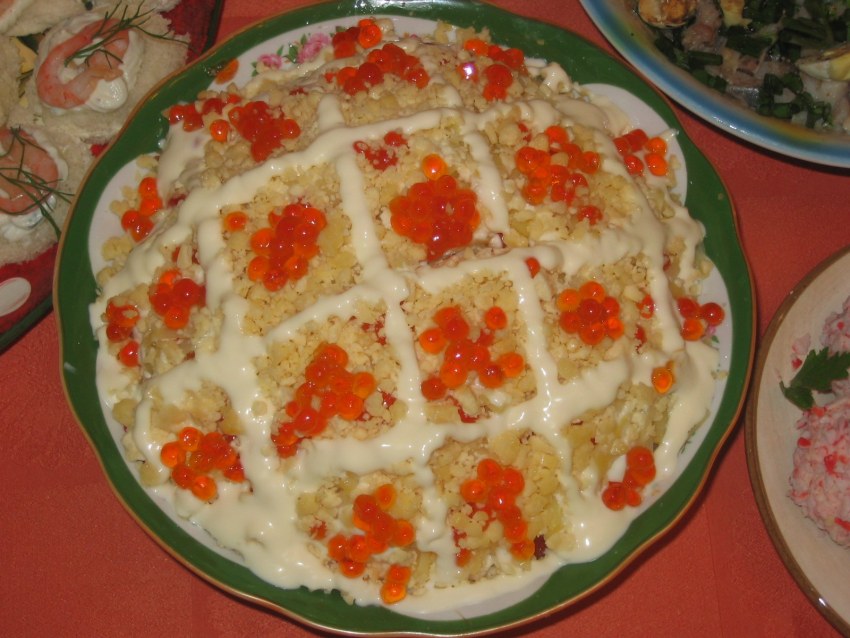 Салат Царский с красной икрой и семгой рулетом