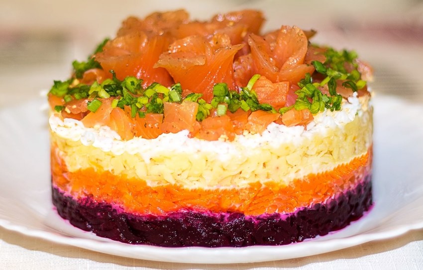 Салат с кальмарами красной рыбой и икрой