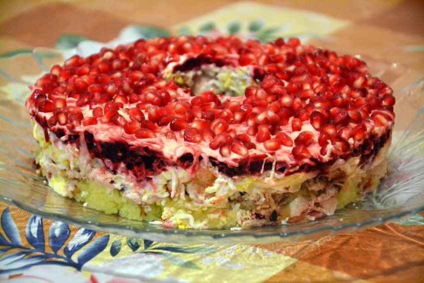 Салат из курицы с ананасами и сыром и яйцами