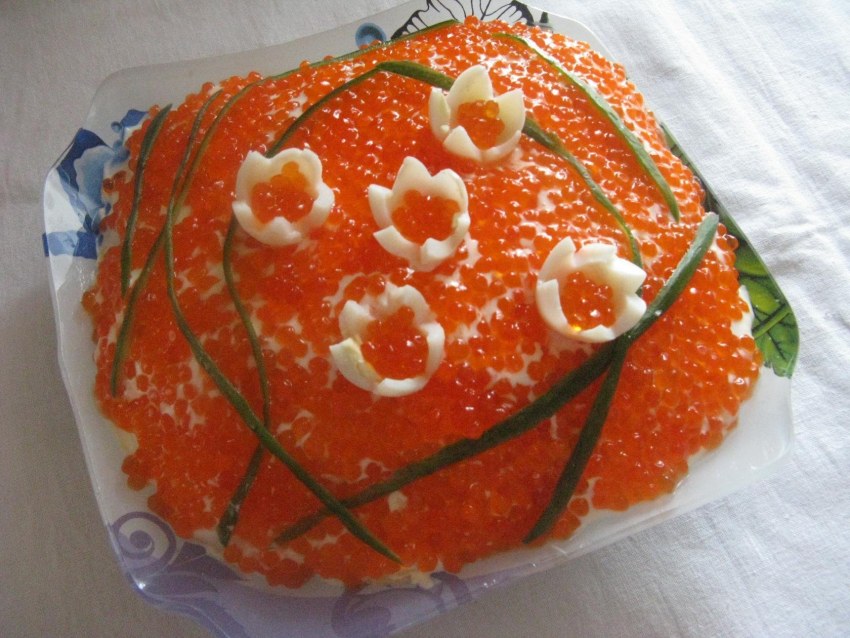 Салат праздничный с икрой