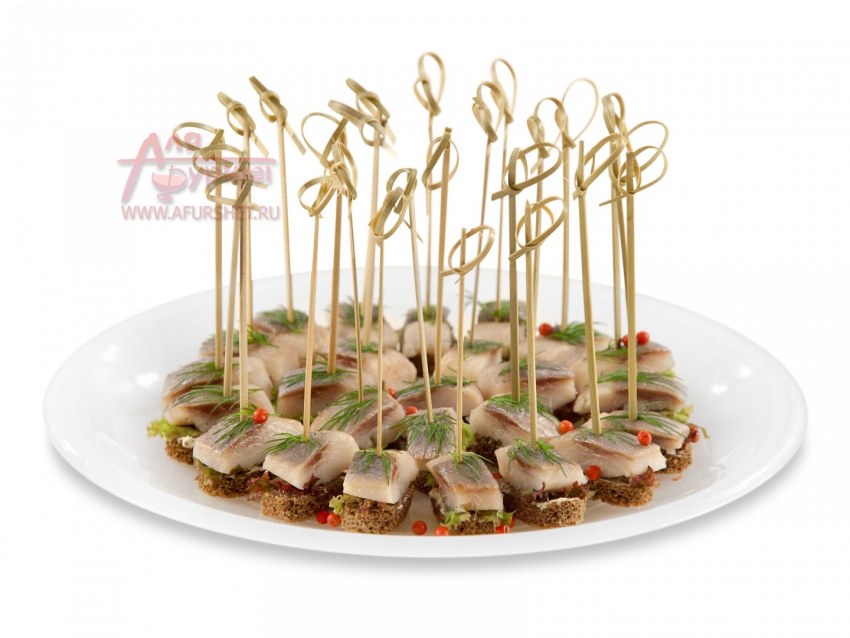 Канапе с селедкой и свеклой
