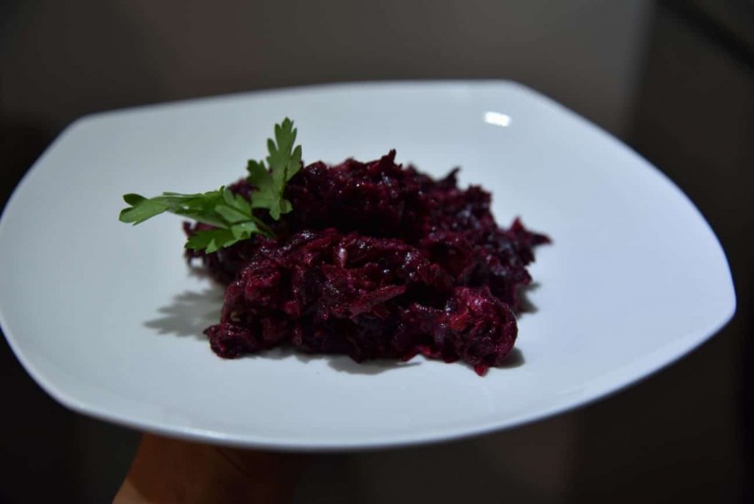 Свёкла с черносливом и чесноком