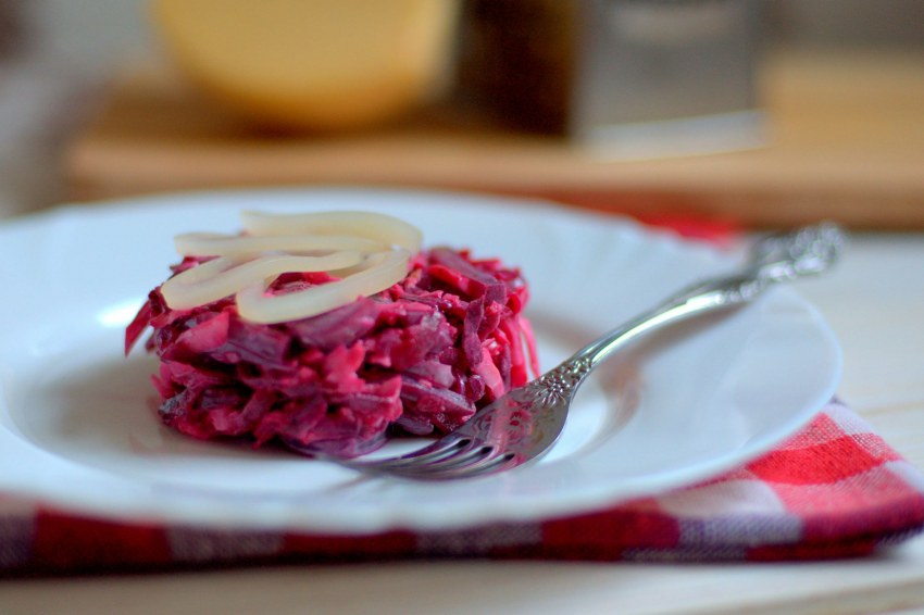 Салат с кальмарами и свеклой