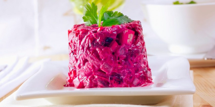 Салат с кальмарами и свеклой
