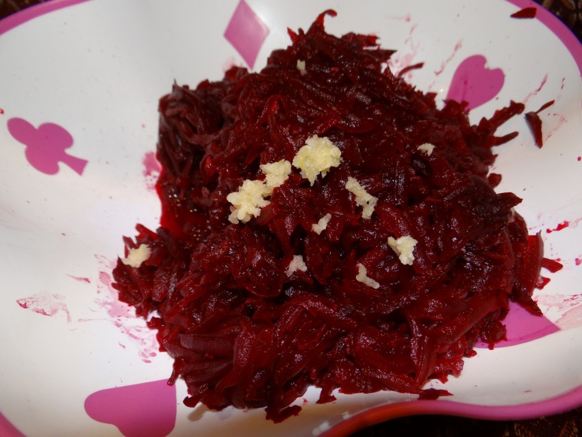 Салат из свеклы с брынзой и чесноком