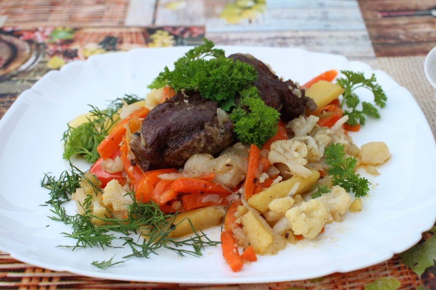 Мясо тушеное с овощами в казане