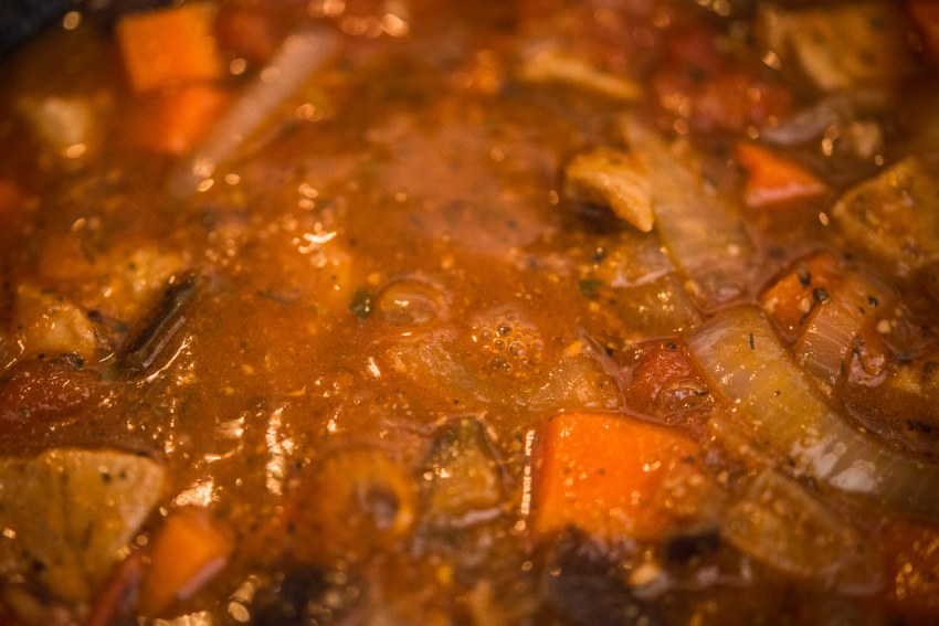 Тушеная морковка с овощами в казане
