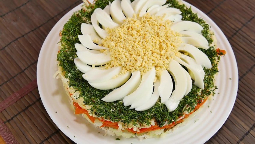 Салат невеста с копченой курицей и плавленным сыром