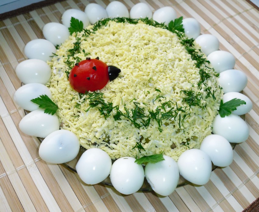 Салат с копчёной курицей и грибами