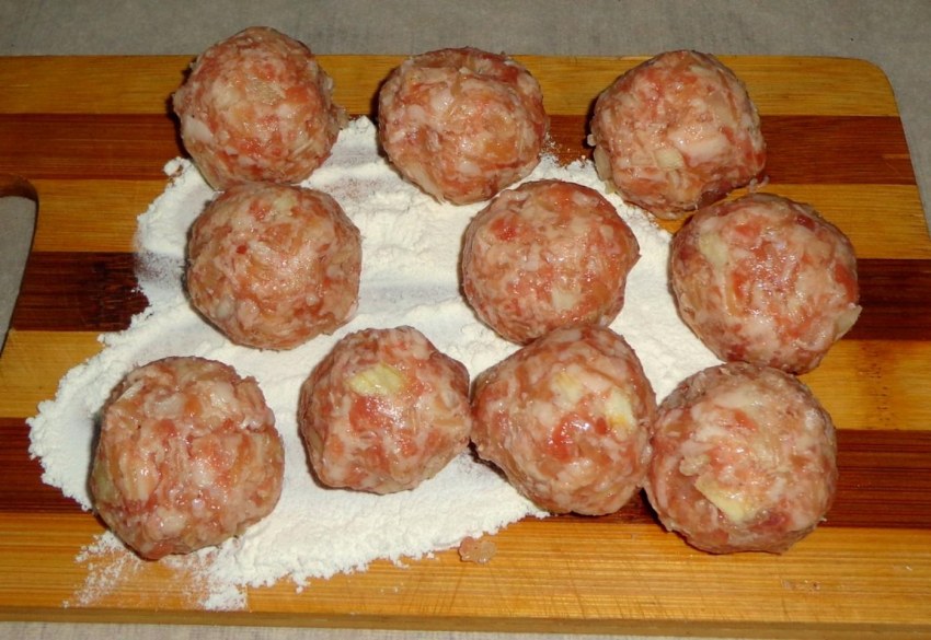 Фрикадельки с сыром в луковом соусе