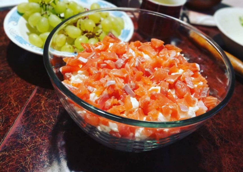 Салат с красной рыбой и креветками