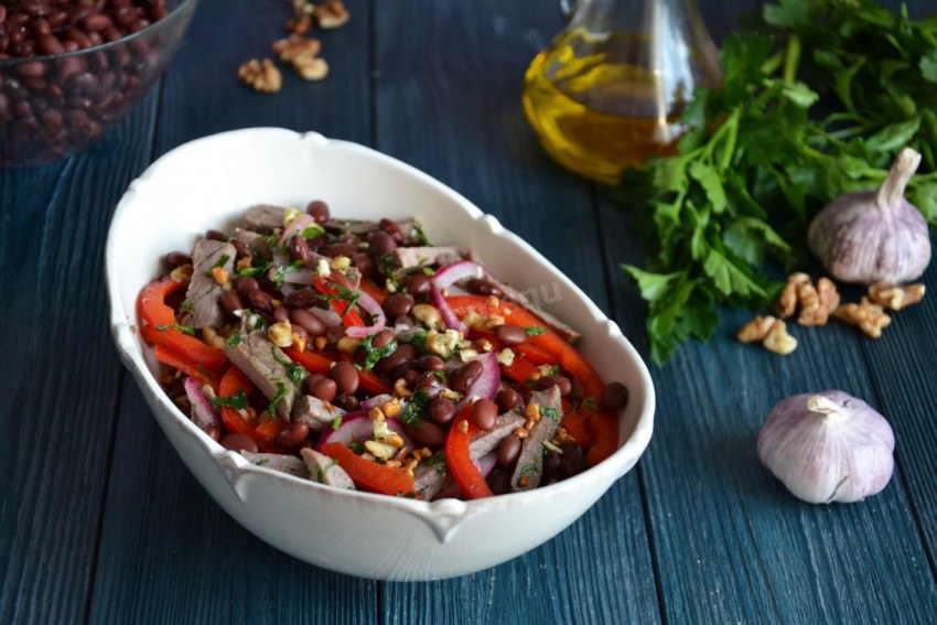 Салат курица, кинза, красная фасоль