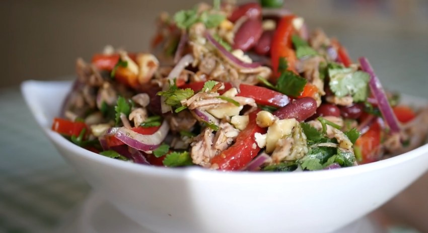 Салат с красной фасолью и курицей и корейской морковью