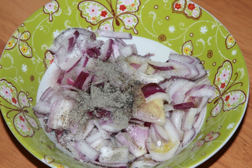 Салат с фасолью и сухариками и морковью