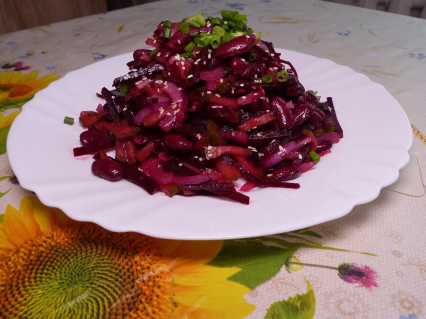 Салат из свеклы с фасолью