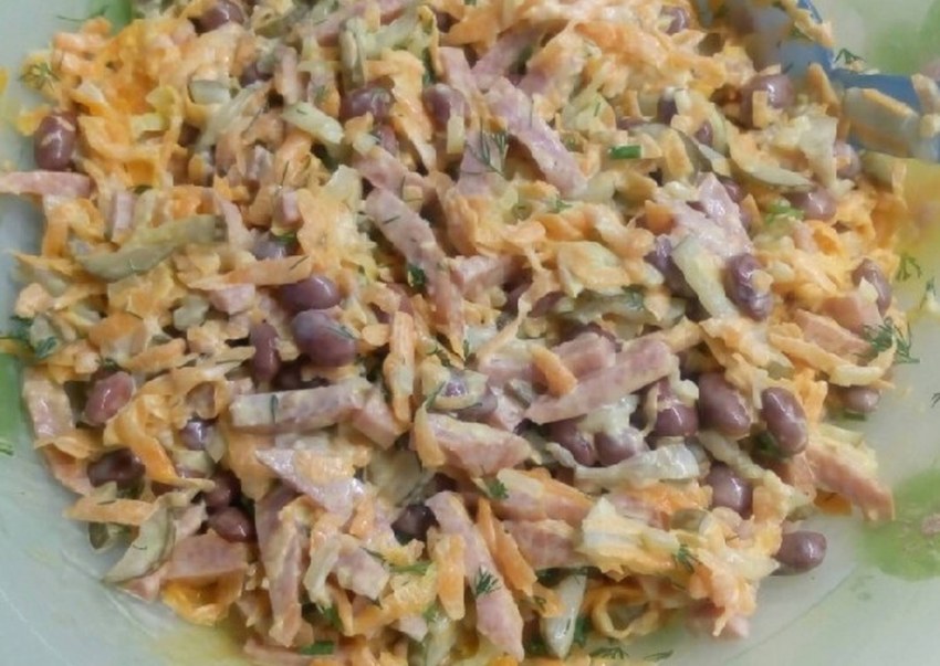 Салат с фасолью и жареным луком