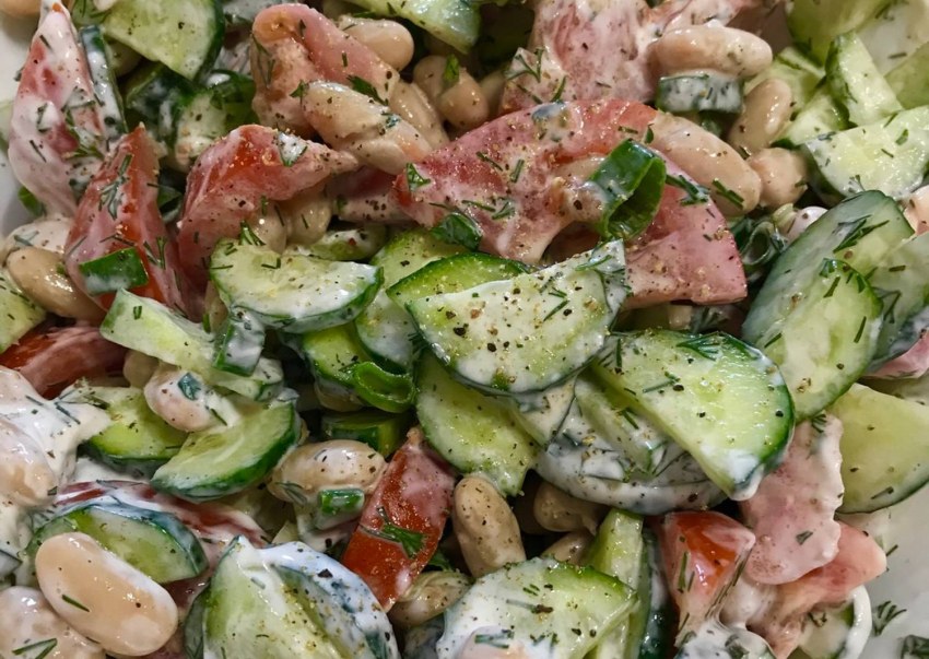 Салат с куриной грудкой и фасолью