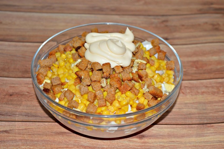 Салат с кириешками и сыром