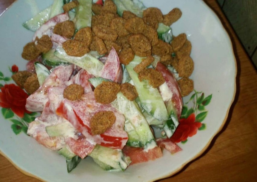 Салат с кириешками и колбасой и кукурузой и фасолью