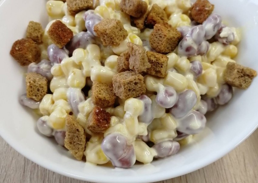 Салат с кириешками и копченой курицей
