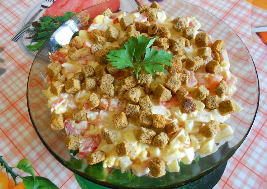 Салат с копченой курицей с помидорами с кириешками