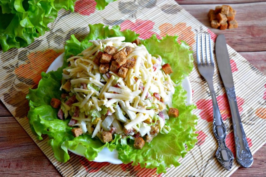 Салат с кириешками и копченой