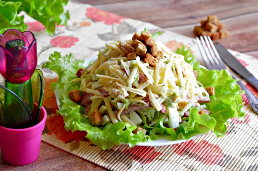 Салат с копченым сыром и сухарями