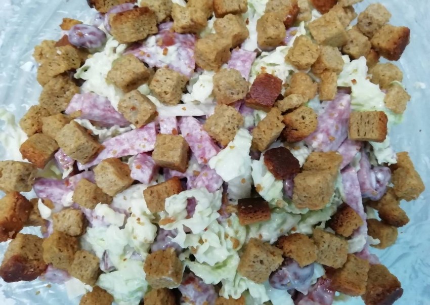 Салат с сухариками и кукурузой и колбасой