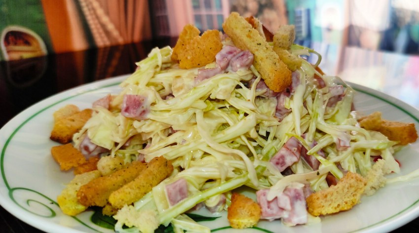 Салат с сухариками и кукурузой и колбасой