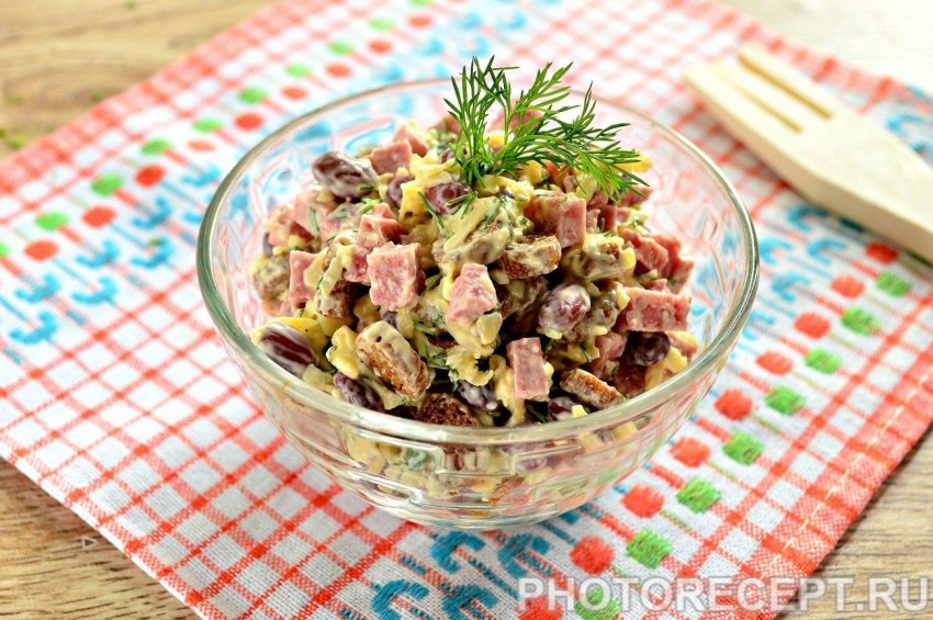 Салат с красной фасолью и кириешками