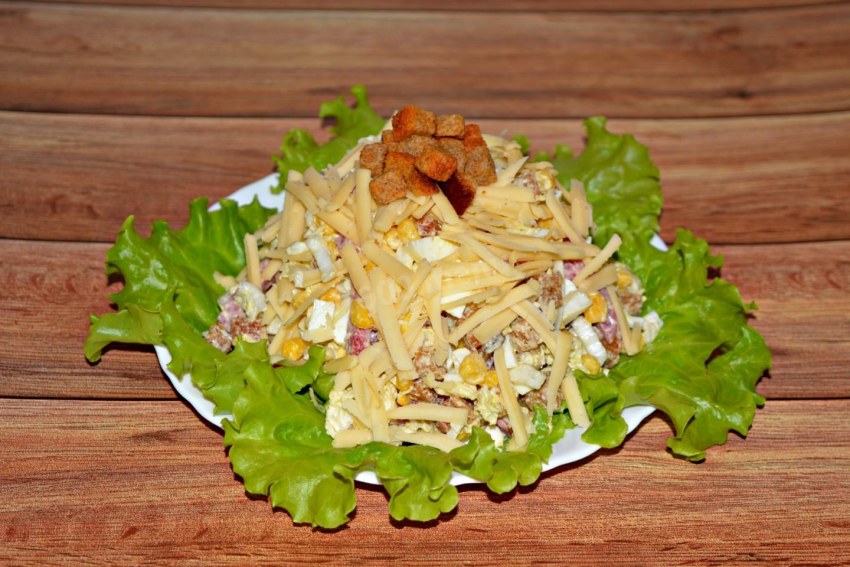Салат кириешки фасоль колбаса