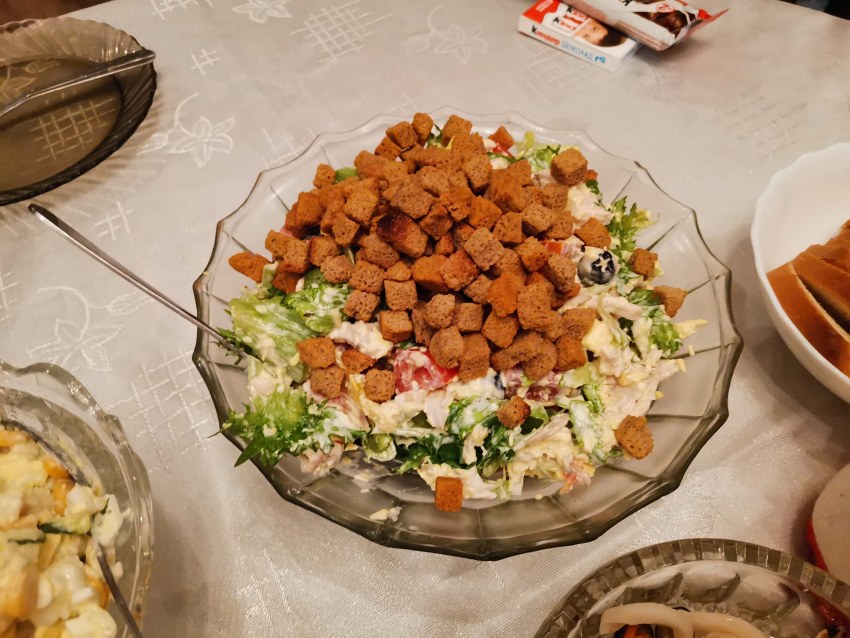 Салат с капустой и сухариками