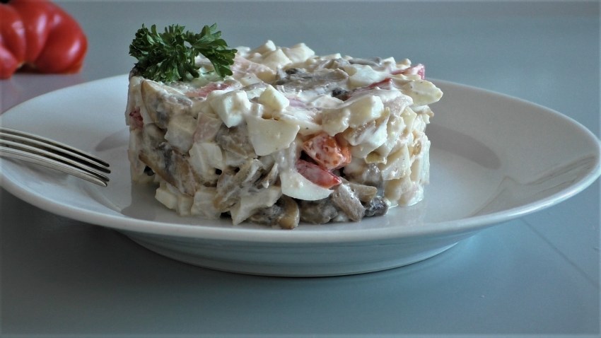 Салат с кириешками и копченой курицей и сухариками