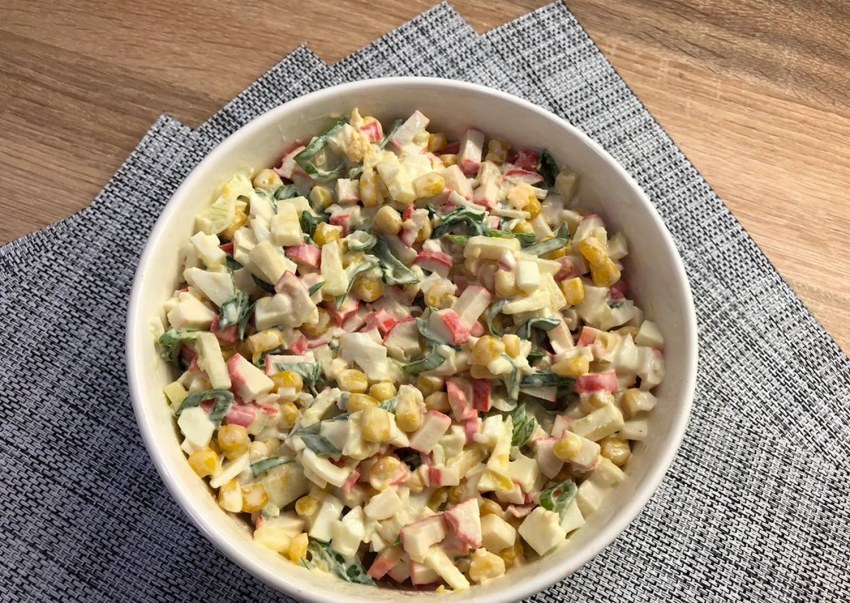 Салат с кириешками и копченой колбасой