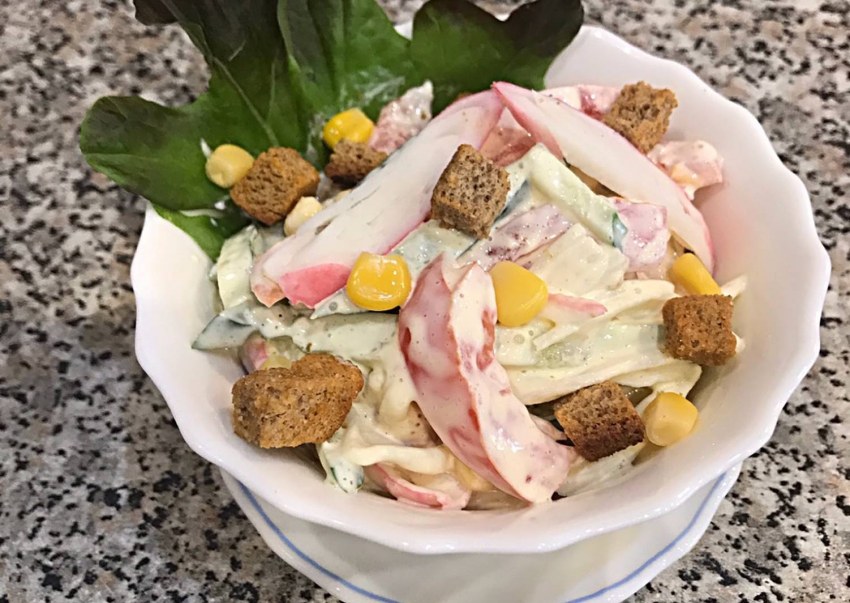 Салат с курицей и сухариками