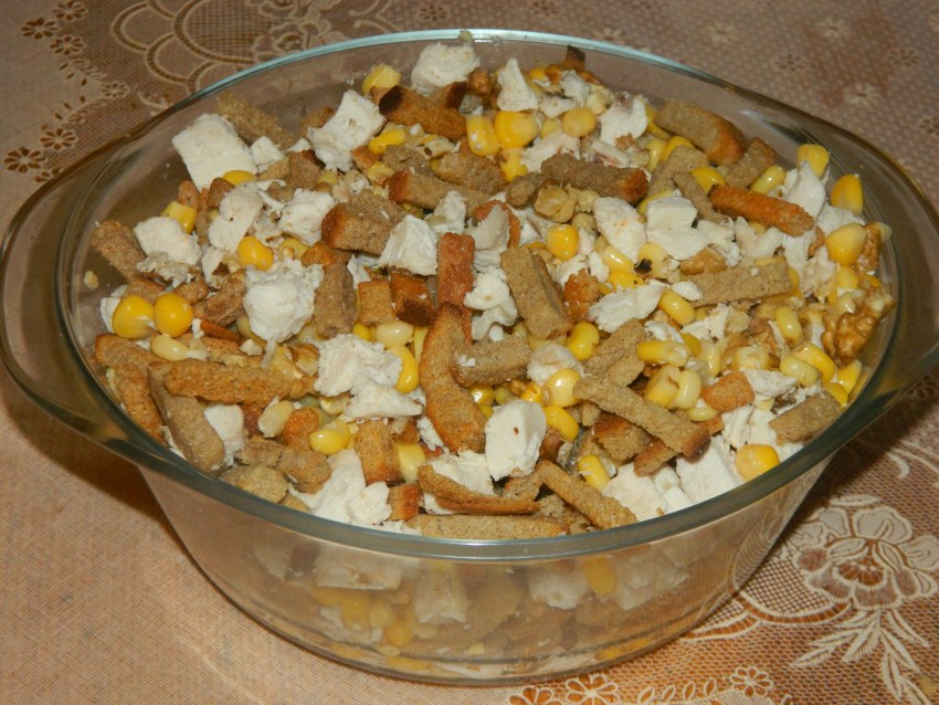 Салат с фасолью и сухариками