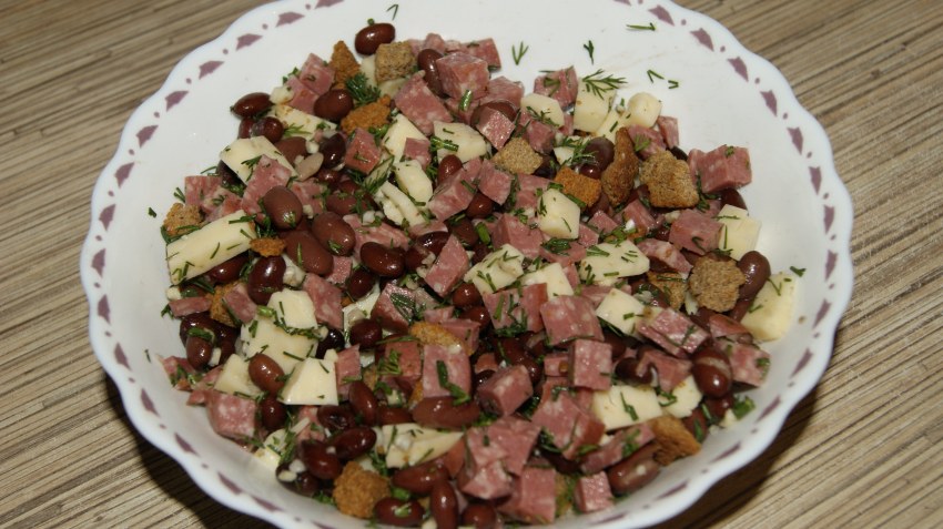 Салат с крабовыми палочками кириешками и кукурузой