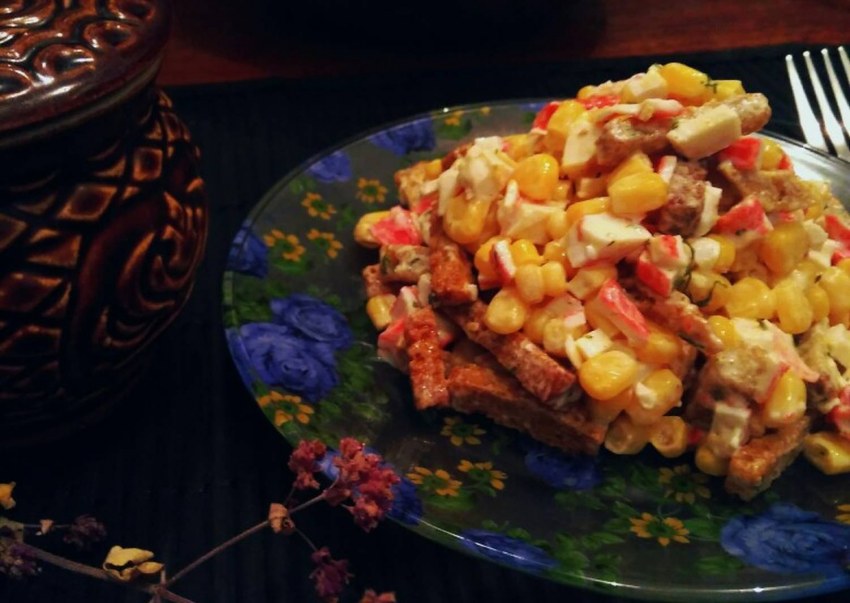 Салат с кириешками и копченой колбасой и помидорами