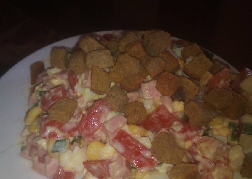 Салат с кириешками и копченой колбасой