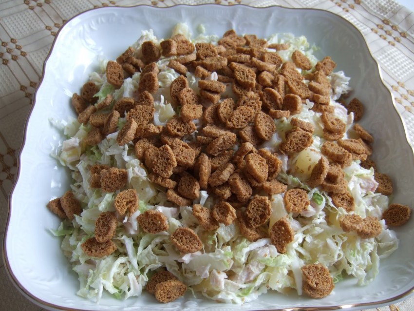 Салат с сухариками и кукурузой помидорами