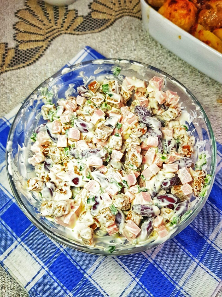 Салат с капустой и копченой колбасой и сухариками