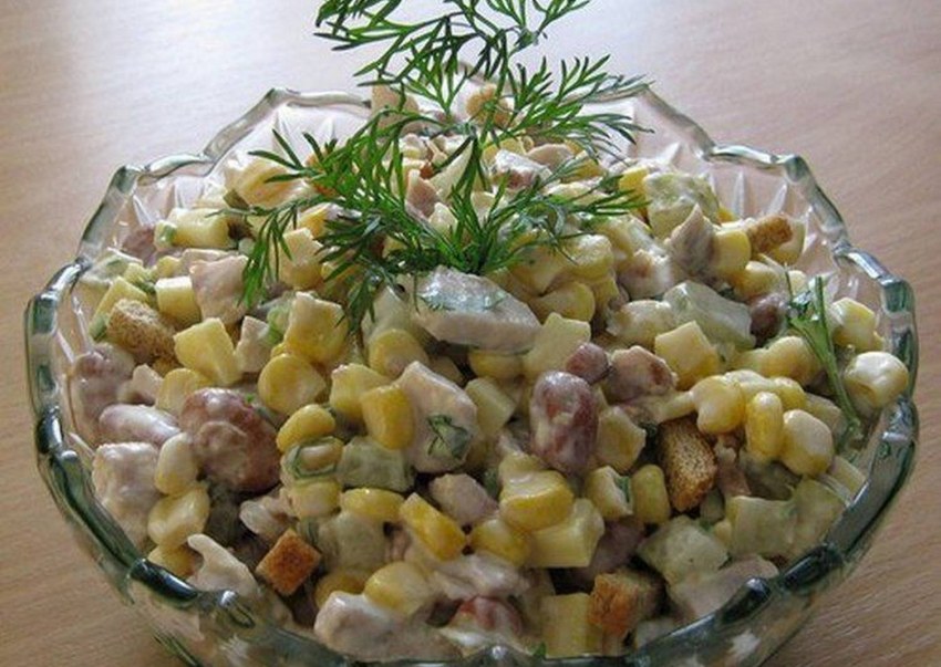 Салат с фасолью и сухариками и кукурузой
