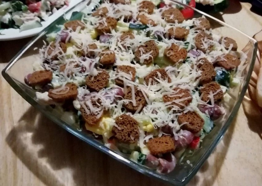 Салат фасоль кириешки колбаса копченая