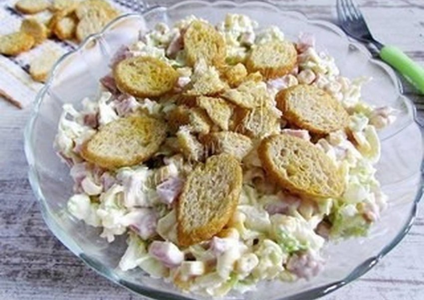 Салат с пекинской капустой и кукурузой сухариками