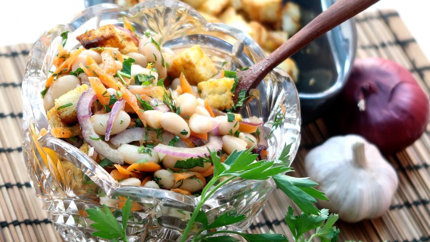 Салат с фасолью и сухариками