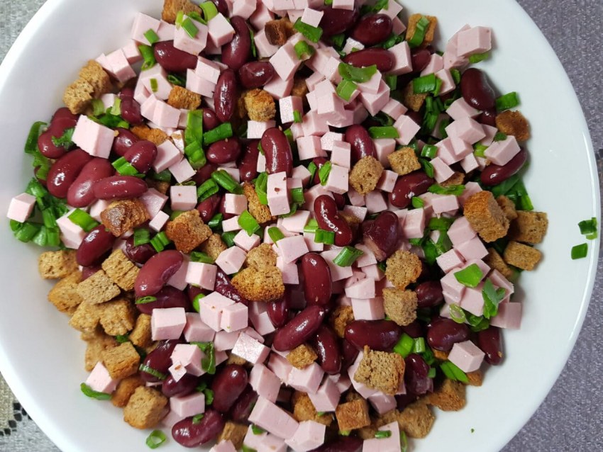 Салат с фасолью и сухариками и курицей