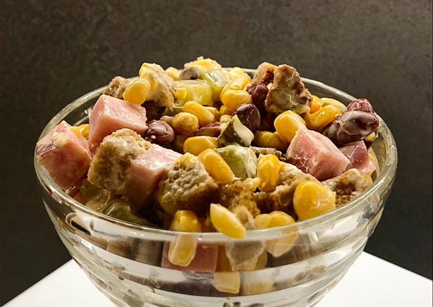 Салат с копченой куриной грудкой и сухариками