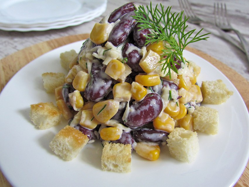 Салат с фасолью и сухариками и кукурузой