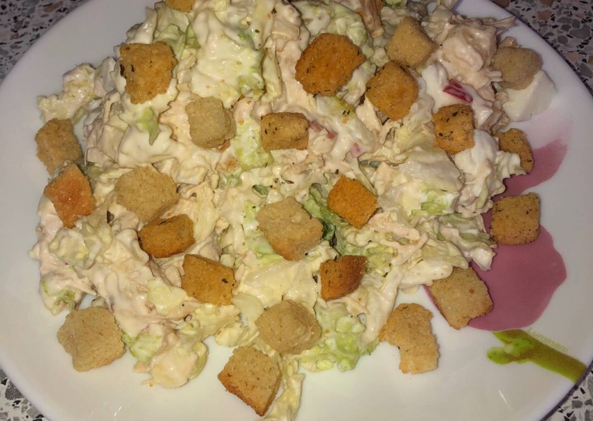 Салат с белой фасолью и сухариками