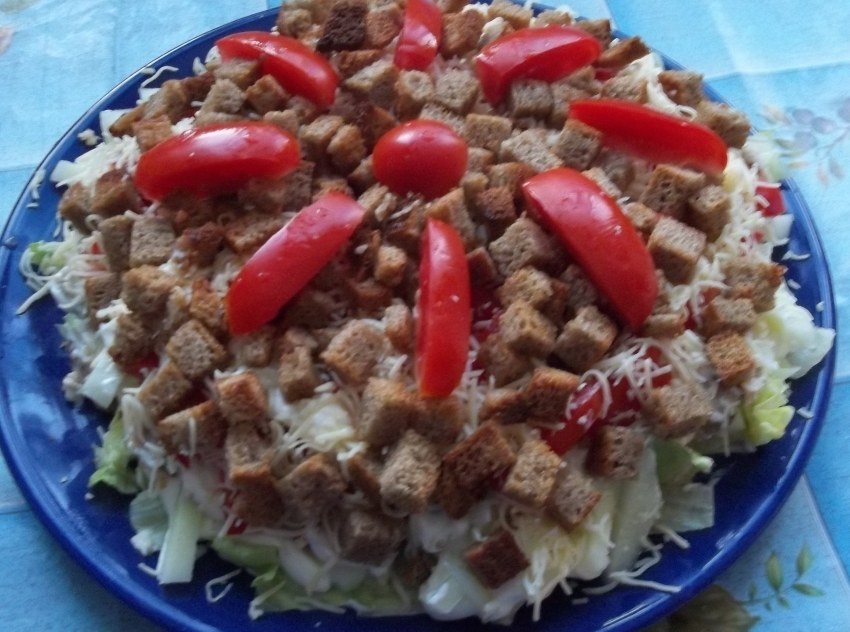 Салат миди с черными сухариками